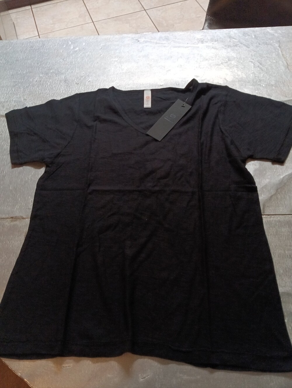 Mono B T-shirt NWT V Neck Raw Hem Black Size Medium